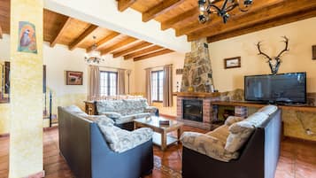 Een televisie en een open haard