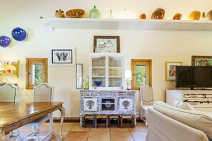 Téléviseur, lecteur de DVD, table de ping-pong, chaîne audio