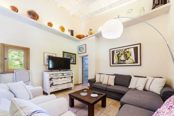 Televisión, reproductor de DVD, tenis de mesa y estéreo 