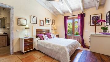 3 slaapkamers, een strijkplank/strijkijzer, gratis wifi, beddengoed