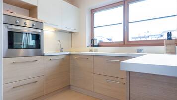 Fridge, oven, stovetop, dishwasher