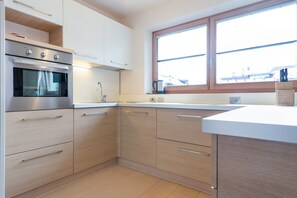 Een koelkast, een oven, een kookplaat, een vaatwasser