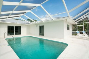Una piscina al aire libre, una piscina climatizada