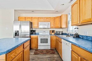 Kjøleskap, mikrobølgeovn, ovn og kokeplater