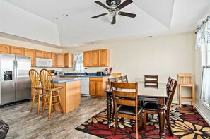 Fridge, microwave, oven, stovetop - ☀️⛱🌊 Family Getaway. Steps to beach, boardwalk and convention center. (Wildwood)