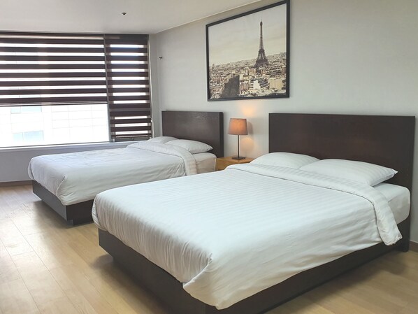 Habitación familiar con 2 camas individuales | Escritorio y espacio para trabajar con un portátil