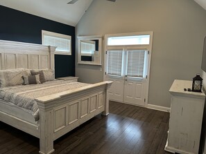 5 bedrooms, iron/ironing board, WiFi, bed sheets - Chattanooga Getaway 5 bedroom SLEEPS 15 (Chattanooga)