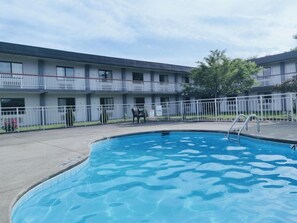 Pool - Sprucewood Inn (Elyria)