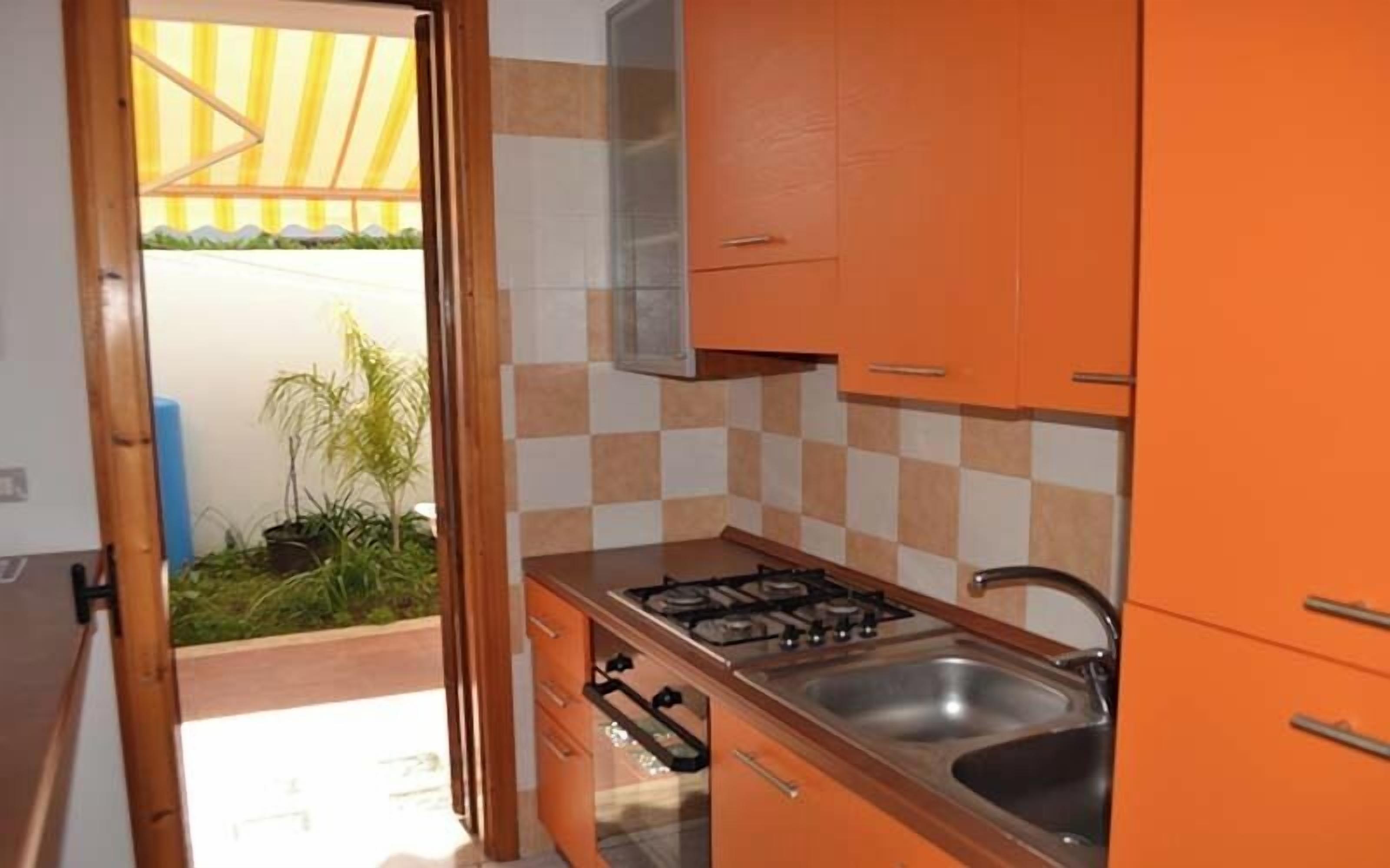 Réfrigérateur, four, plaque de cuisson, cafetière/bouilloire