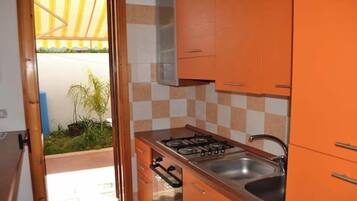 Fridge, oven, stovetop, coffee/tea maker