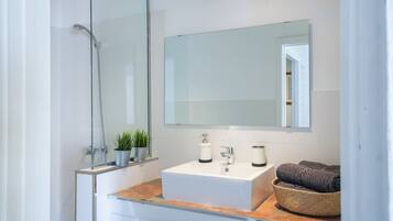 Dusch, gratis toalettartiklar, hÄrtork och handdukar