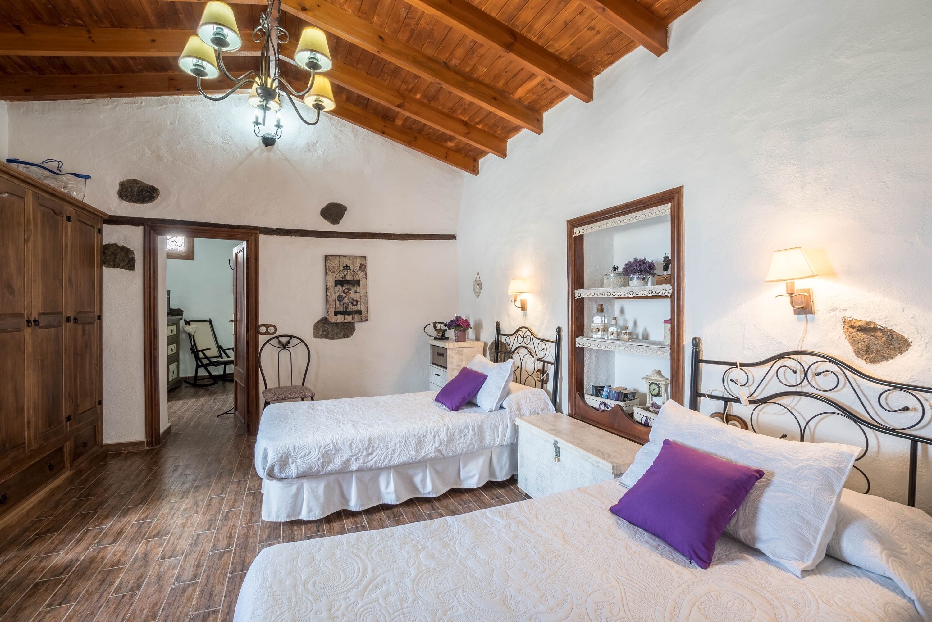 2 habitaciones, tabla de planchar con plancha y wifi gratis 