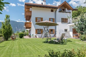 Property grounds - Modern Apartment “Malga - Unterkehr” with Mountain View,  Wi-Fi, Garden & Terrace (Lajen)