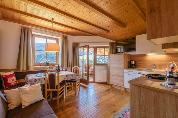 TV, tavolo da ping pong