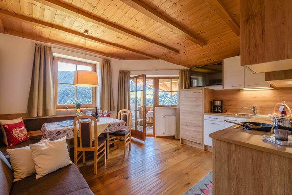 TV, tavolo da ping pong