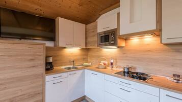 Refrigerador, microondas, placa de cocina, lavavajillas