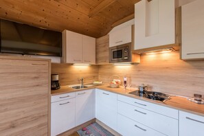 Refrigerador, microondas, parrilla de estufa y lavavajillas 