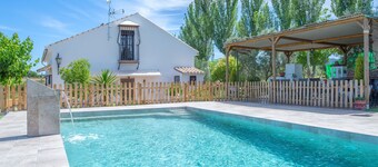 Holiday Home Villa Victoria with Garden, Saltwater Pool, Terrace & Wi-Fi – Pet Friendly