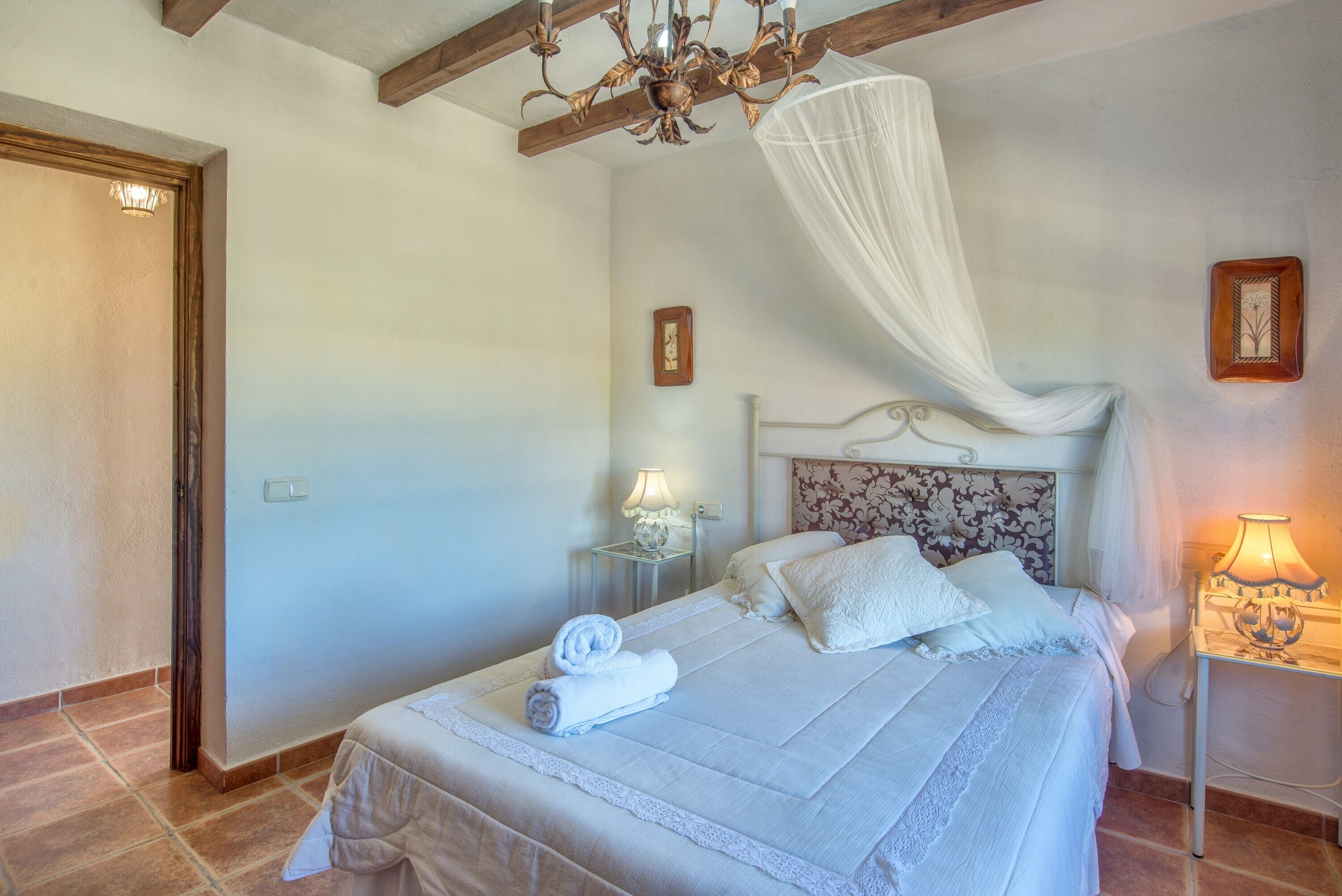 4 dormitoris, planxa i posts de planxar, wifi gratuïta i roba de llit 