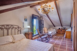 4 bedrooms, iron/ironing board, free WiFi, bed sheets