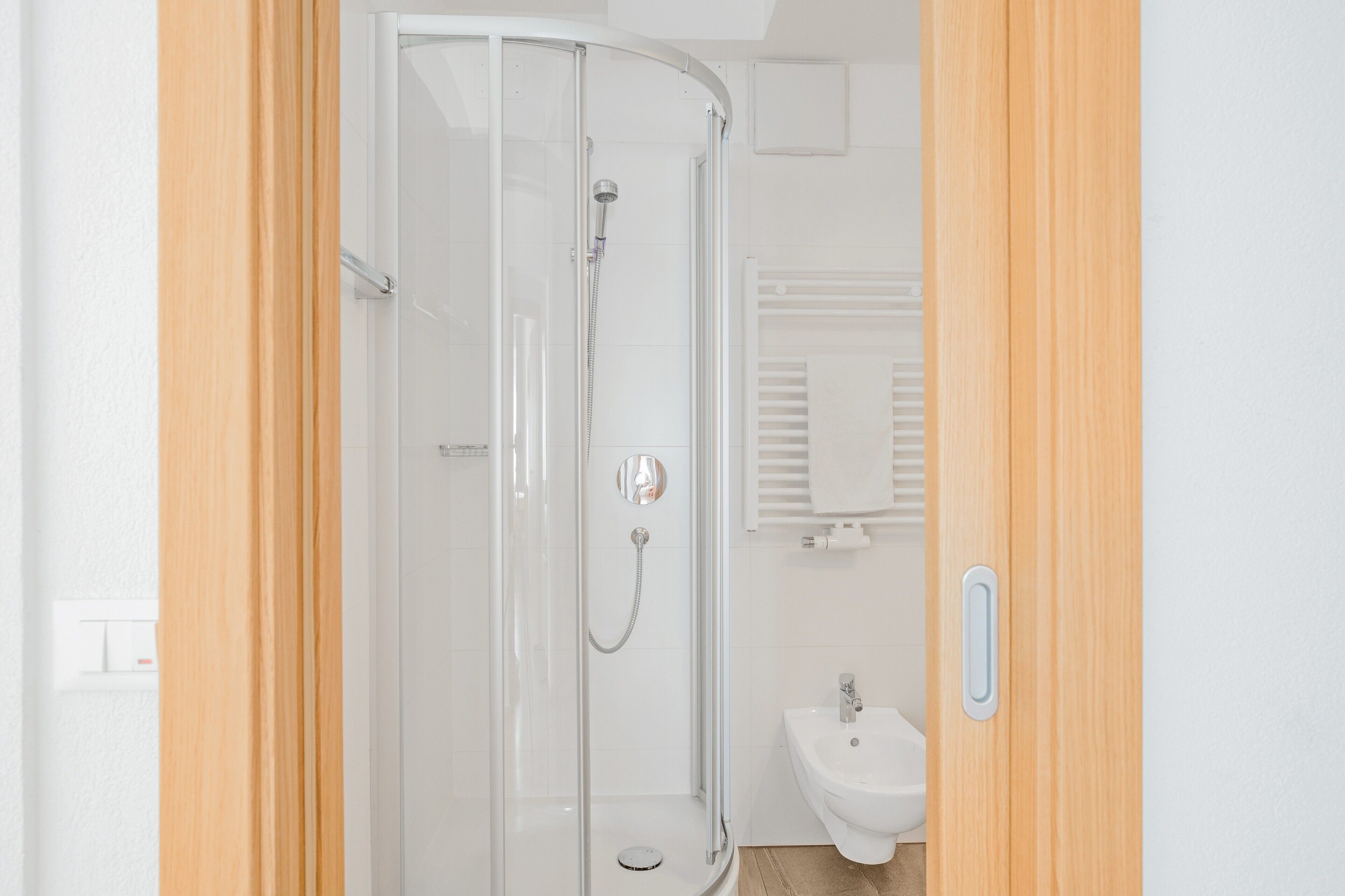 Douche, sèche-cheveux, serviettes fournies