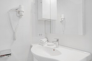 Dusche, Haartrockner, Handtücher