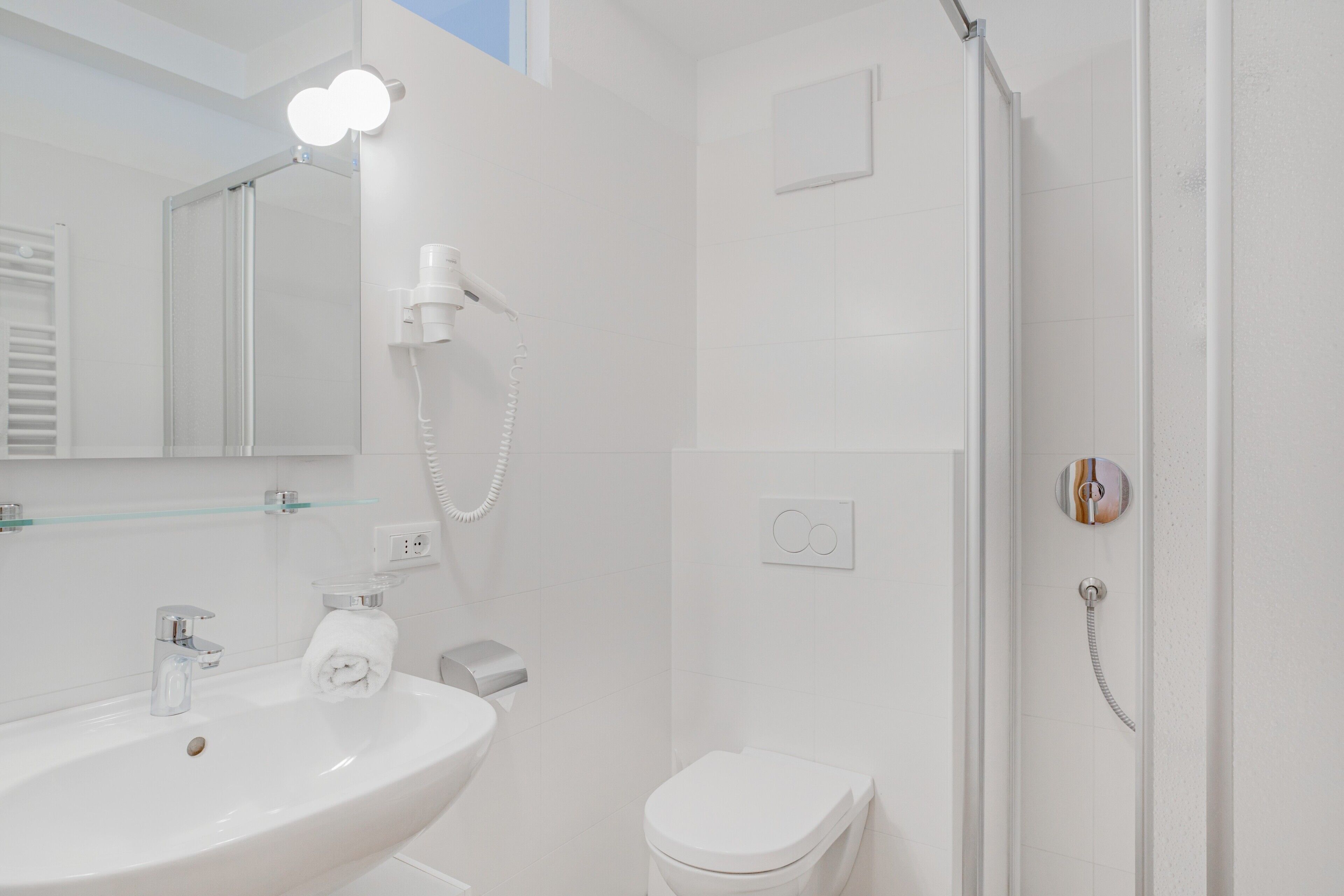 Shower, hair dryer, towels