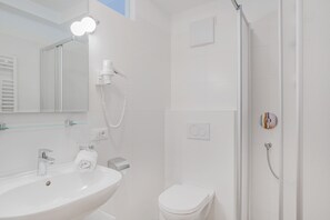 淋浴设施、吹风机、毛巾