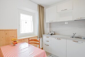 Kühlschrank, Herdplatte, Wasserkocher mit Kaffee-/Teezubehör