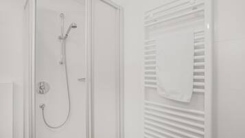 Douche, sĂšche-cheveux, serviettes fournies