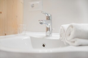 Dusche, Haartrockner, Handtücher