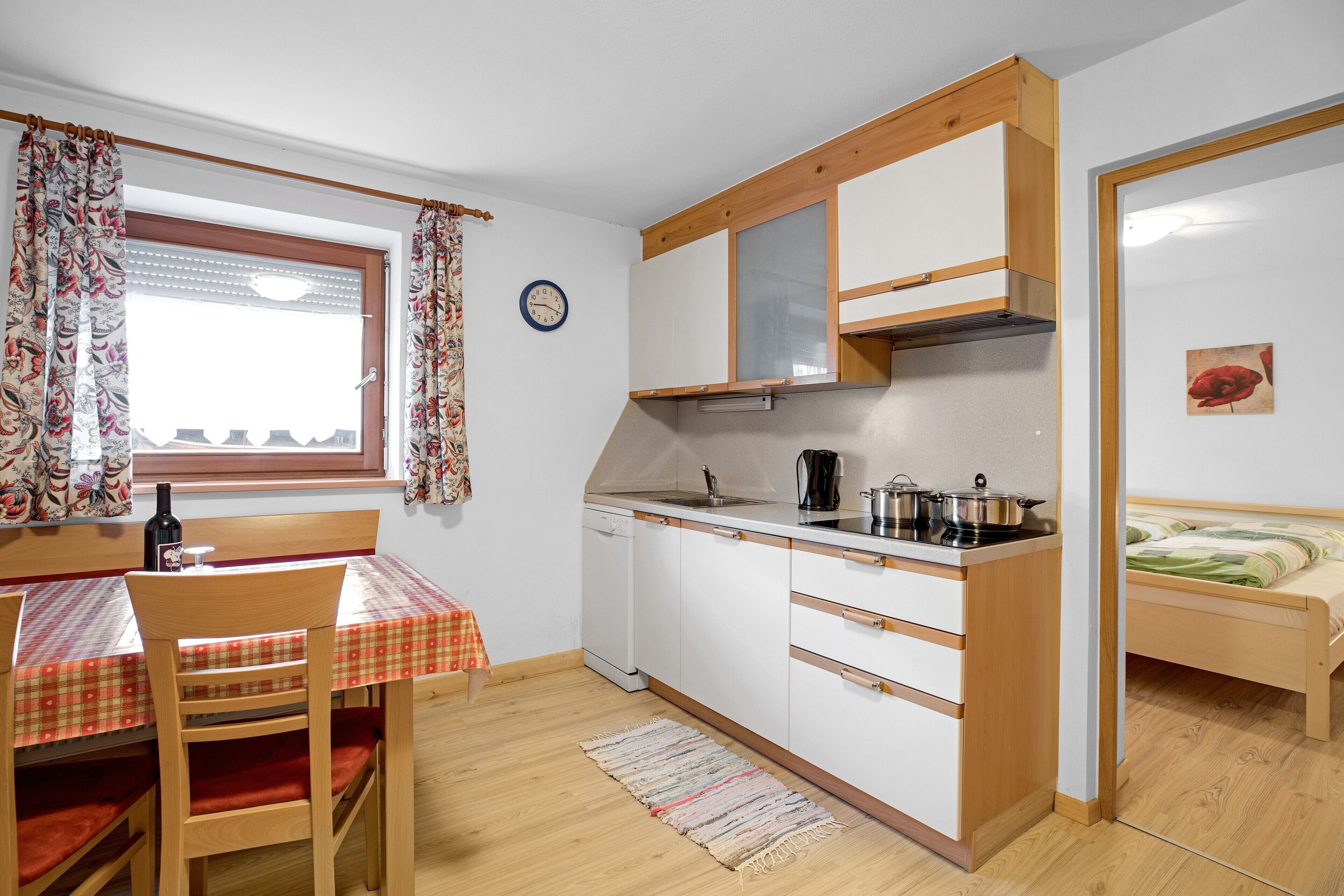 Kühlschrank, Mikrowelle, Herdplatte, Geschirrspüler