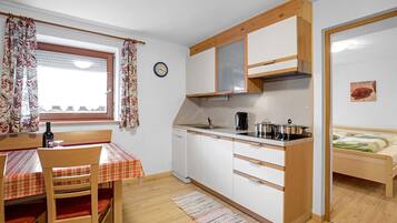 Réfrigérateur, micro-ondes, plaque de cuisson, lave-vaisselle