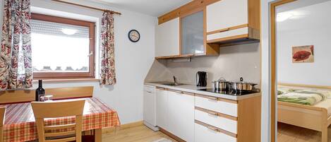 Fridge, microwave, stovetop, dishwasher