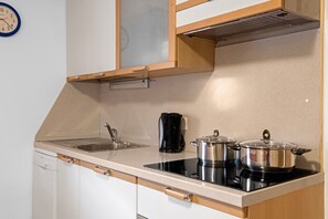 Refrigerador, microondas, parrilla de estufa y lavavajillas 