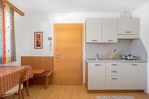 Fridge, stovetop, coffee/tea maker, electric kettle - Haus Aue - Apartment 2 with Balcony, Mountain View & Wi-Fi (Olang)