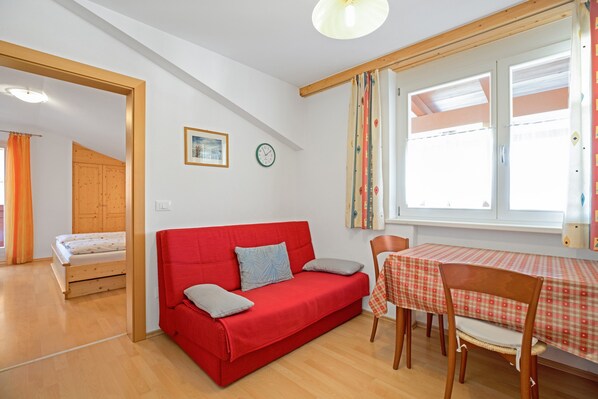 Interior - Haus Aue - Apartment 2 with Balcony, Mountain View & Wi-Fi (Olang)