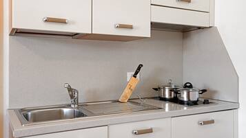 Fridge, stovetop, coffee/tea maker, electric kettle