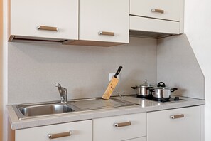 Kühlschrank, Herdplatte, Wasserkocher mit Kaffee-/Teezubehör