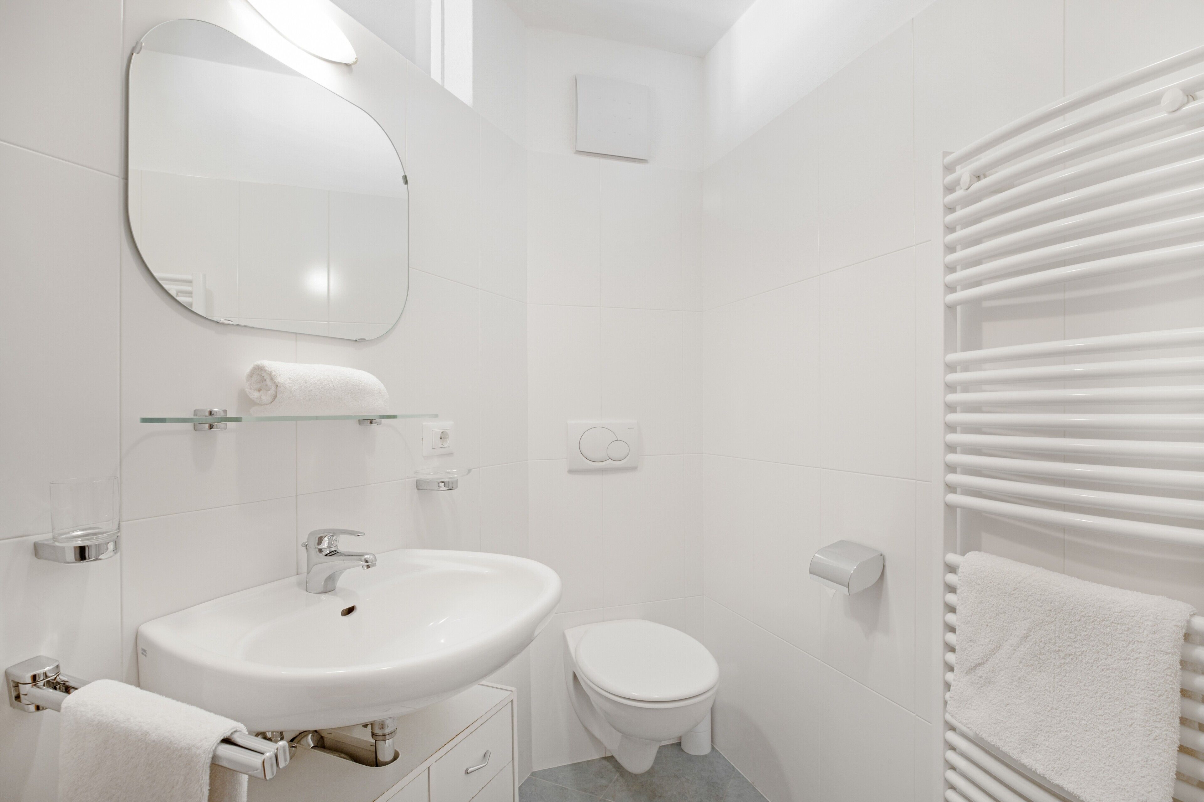 Dusch, hårtork och handdukar