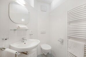 Shower, hair dryer, towels - Haus Aue - Apartment 2 with Balcony, Mountain View & Wi-Fi (Olang)