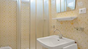 Douche, sĂšche-cheveux, serviettes fournies