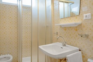 Shower, hair dryer, towels - Holiday Apartment “Kruma - Bankl 1” with Mountain View, Wi-Fi & Balcony (Olang)