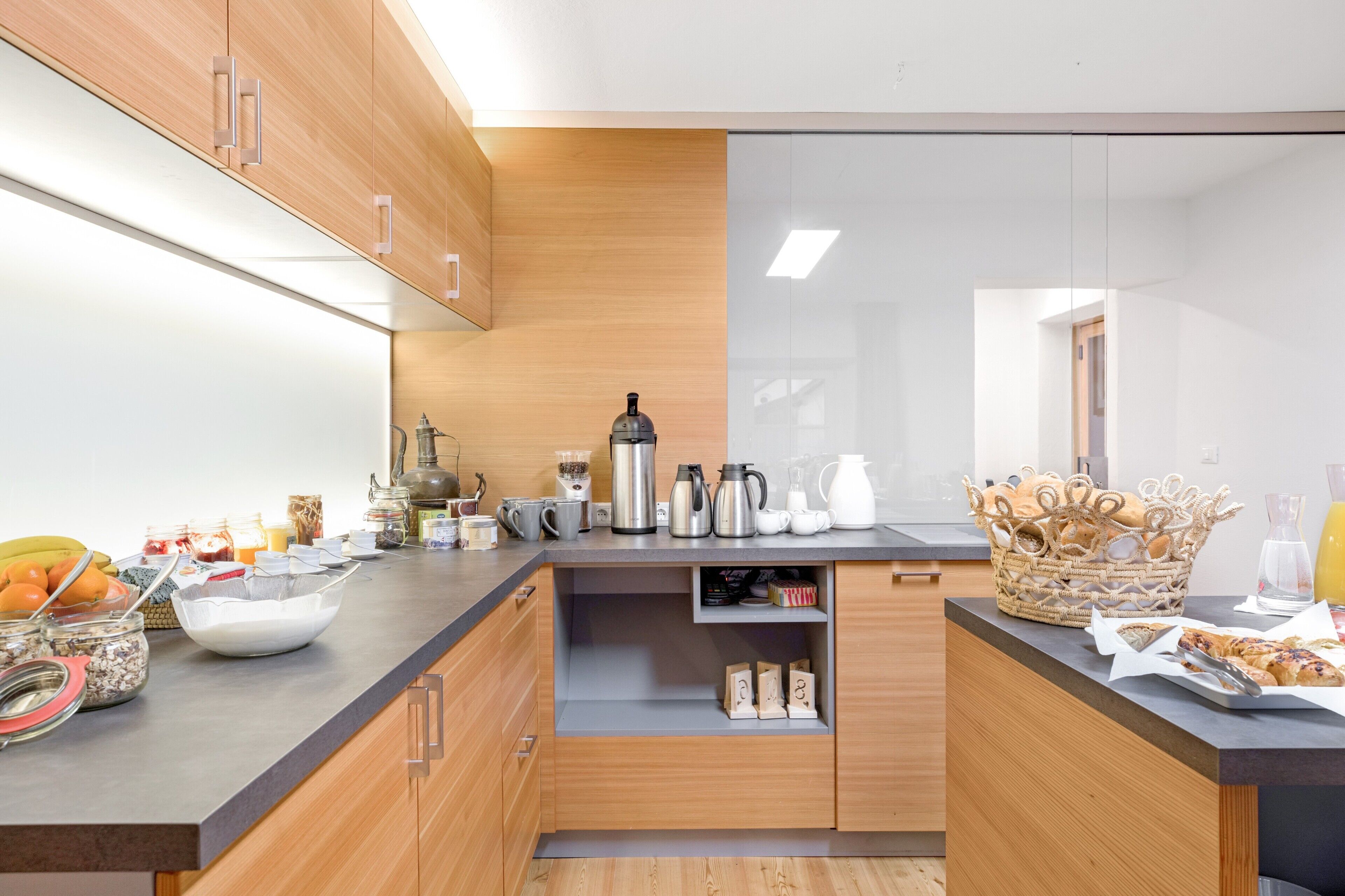 Kühlschrank, Mikrowelle, Herdplatte, Geschirrspüler