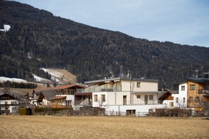 Exterior - Luxurious Apartment "Durnbrunn 4" with Terrace, Mountain View & Wi-Fi (Olang)