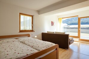 2 bedrooms, free WiFi, bed sheets - Luxurious Apartment "Durnbrunn 4" with Terrace, Mountain View & Wi-Fi (Olang)