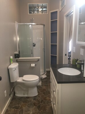 Shower, eco-friendly toiletries, hair dryer, towels - Cozy Suite Downtown Nevada City Located In The Historic Hatfield House (Nevada City)