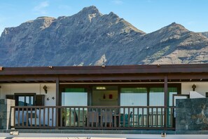 Exterior - Villa "Finca Daniela" with Sea View, Wi-Fi, Pool, Garden & Terrace (Famara)