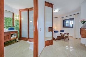 5 bedrooms, iron/ironing board, free WiFi, bed sheets - Villa "Finca Daniela" with Sea View, Wi-Fi, Pool, Garden & Terrace (Famara)