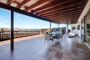 Outdoor dining - Villa "Finca Daniela" with Sea View, Wi-Fi, Pool, Garden & Terrace (Famara)